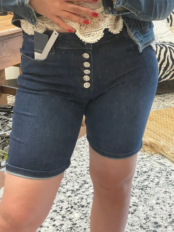 Shortsit, timanttinapit, keskisininen